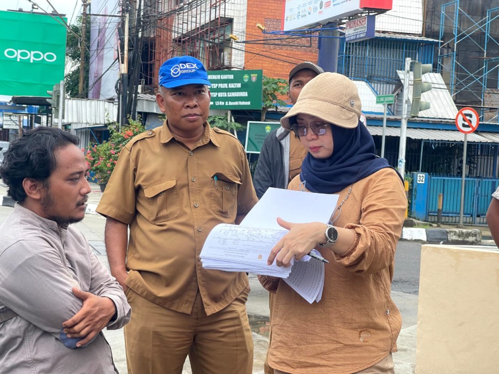 Laksanakan Reviu Bankeu TA 2023. Beberapa Titik Jadi Sampling, Salah Satunya Drainase Jalan Awang Long.